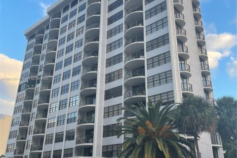 Condo in Coral Gables, Florida, 2 bedrooms  № 1891932 - photo 3
