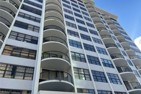 Condo in Coral Gables, Florida, 2 bedrooms  № 1891932 - photo 1