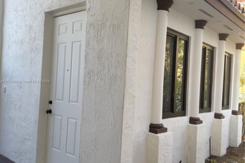 House in Cutler Bay, Florida 5 bedrooms, 321.35 sq.m. № 1729858 - photo 8