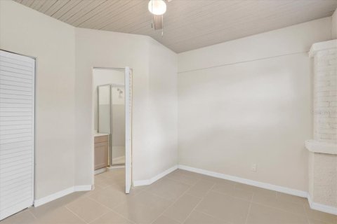 House in Saint Petersburg, Florida 3 bedrooms, 100.15 sq.m. № 1835433 - photo 11