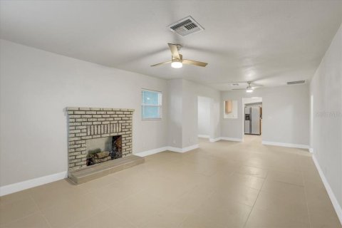 House in Saint Petersburg, Florida 3 bedrooms, 100.15 sq.m. № 1835433 - photo 5