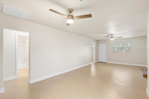 House in Saint Petersburg, Florida 3 bedrooms, 100.15 sq.m. № 1835433 - photo 8