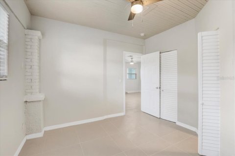 House in Saint Petersburg, Florida 3 bedrooms, 100.15 sq.m. № 1835433 - photo 12