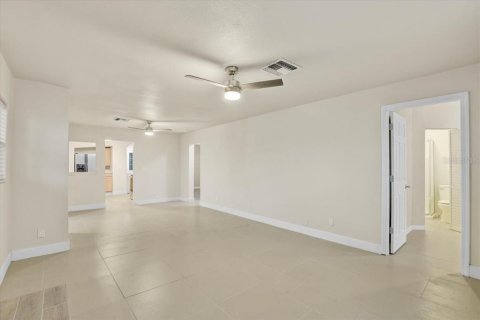 House in Saint Petersburg, Florida 3 bedrooms, 100.15 sq.m. № 1835433 - photo 9