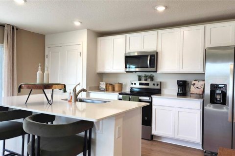 Townhouse in Osteen, Florida 4 bedrooms, 163.32 sq.m. № 2236961 - photo 2