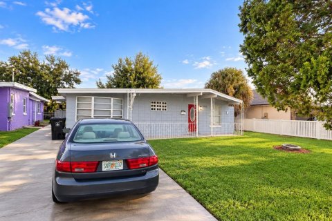 House in Orlando, Florida 3 bedrooms, 126.81 sq.m. № 2363907