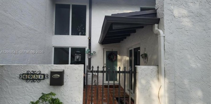 Townhouse in Miami, Florida 3 bedrooms, 128.02 sq.m. № 2086953