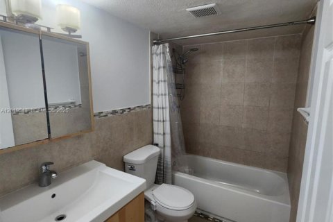 Townhouse in Miami, Florida 3 bedrooms, 128.02 sq.m. № 2086953 - photo 12