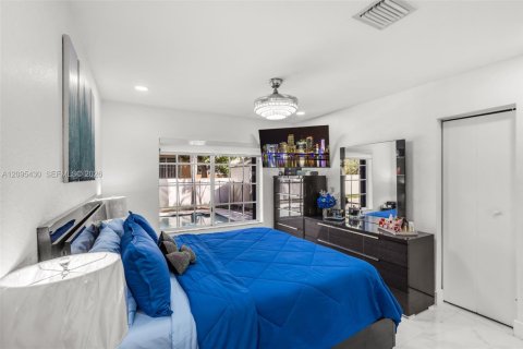 House in Miami Lakes, Florida 4 bedrooms, 266.26 sq.m. № 2392867 - photo 18