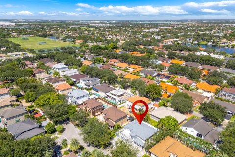 House in Miami Lakes, Florida 4 bedrooms, 266.26 sq.m. № 2392867 - photo 5