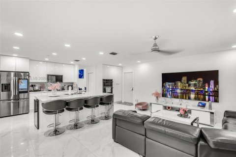 House in Miami Lakes, Florida 4 bedrooms, 266.26 sq.m. № 2392867 - photo 16