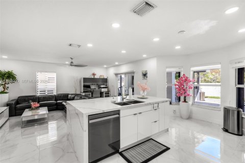 House in Miami Lakes, Florida 4 bedrooms, 266.26 sq.m. № 2392867 - photo 12