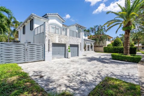 House in Miami Lakes, Florida 4 bedrooms, 266.26 sq.m. № 2392867 - photo 2