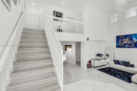 House in Miami Lakes, Florida 4 bedrooms, 266.26 sq.m. № 2392867 - photo 21