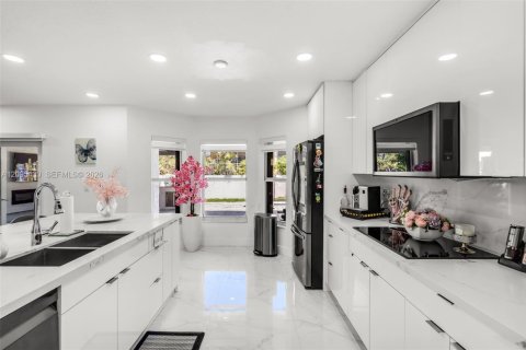 House in Miami Lakes, Florida 4 bedrooms, 266.26 sq.m. № 2392867 - photo 13