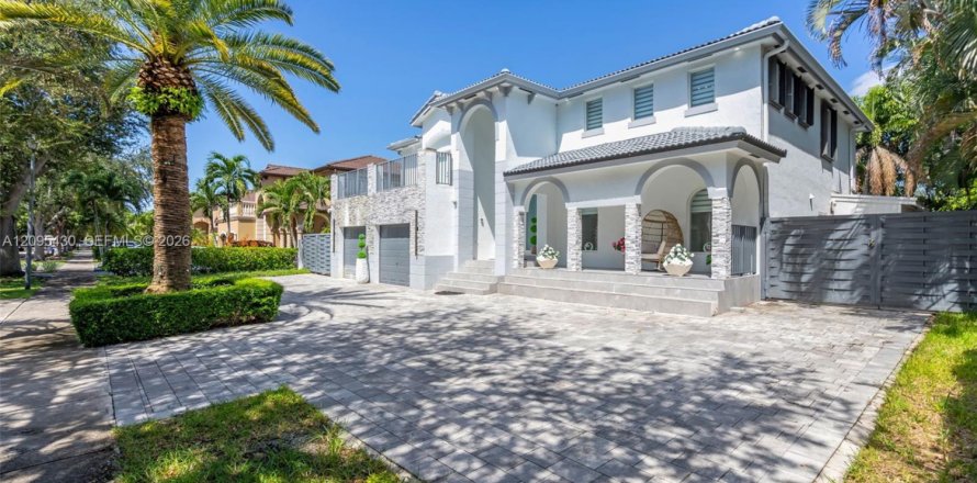 House in Miami Lakes, Florida 4 bedrooms, 266.26 sq.m. № 2392867