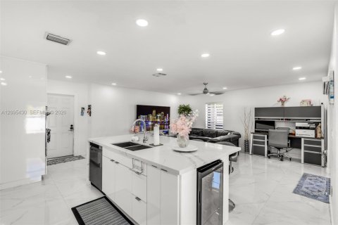 House in Miami Lakes, Florida 4 bedrooms, 266.26 sq.m. № 2392867 - photo 14
