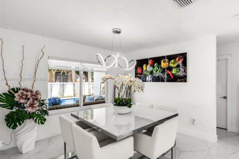 House in Miami Lakes, Florida 4 bedrooms, 266.26 sq.m. № 2392867 - photo 11