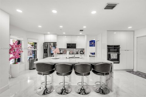 House in Miami Lakes, Florida 4 bedrooms, 266.26 sq.m. № 2392867 - photo 17