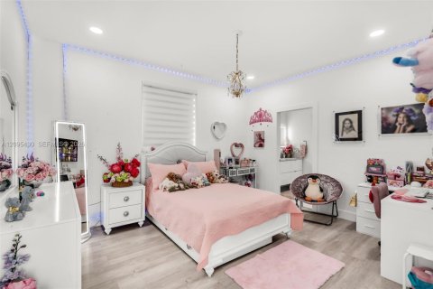 House in Miami Lakes, Florida 4 bedrooms, 266.26 sq.m. № 2392867 - photo 23