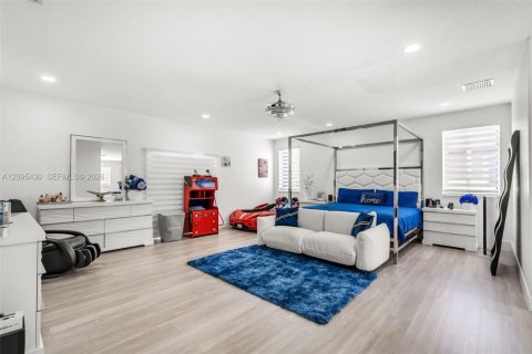 House in Miami Lakes, Florida 4 bedrooms, 266.26 sq.m. № 2392867 - photo 28