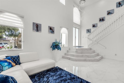 House in Miami Lakes, Florida 4 bedrooms, 266.26 sq.m. № 2392867 - photo 10
