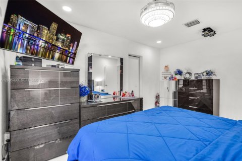 House in Miami Lakes, Florida 4 bedrooms, 266.26 sq.m. № 2392867 - photo 19