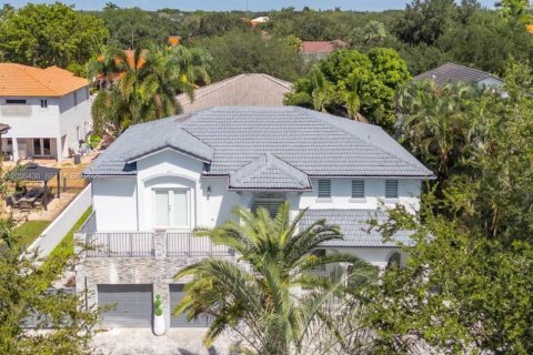 House in Miami Lakes, Florida 4 bedrooms, 266.26 sq.m. № 2392867 - photo 8