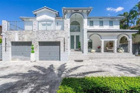 House in Miami Lakes, Florida 4 bedrooms, 266.26 sq.m. № 2392867 - photo 4