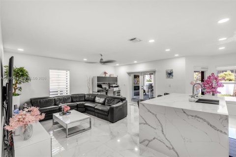 House in Miami Lakes, Florida 4 bedrooms, 266.26 sq.m. № 2392867 - photo 15