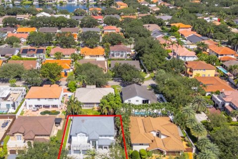 House in Miami Lakes, Florida 4 bedrooms, 266.26 sq.m. № 2392867 - photo 6