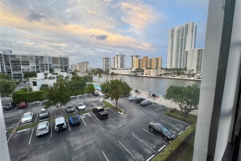 Appartement à louer à Hallandale Beach, Floride: 2 chambres, 104.98 m2 № 1966666 - photo 3