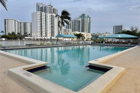 Appartement à louer à Hallandale Beach, Floride: 2 chambres, 104.98 m2 № 1966666 - photo 1