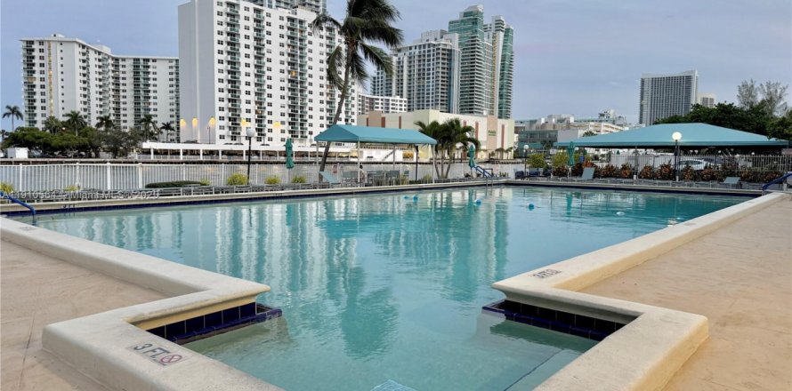 Appartement à Hallandale Beach, Floride 2 chambres, 104.98 m2 № 1966666