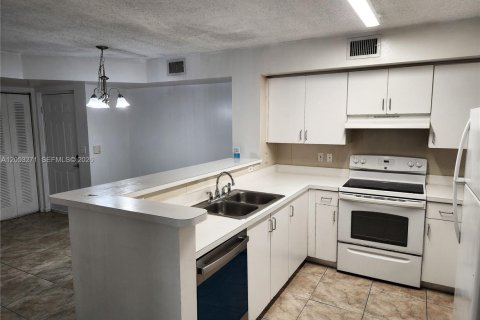 Купить кондоминиум в Мирамар, Флорида 2 спальни, 89.74м2, № 2179413 - фото 4