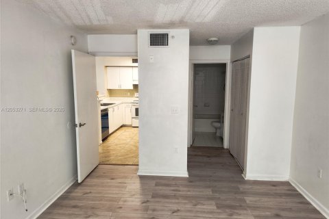 Купить кондоминиум в Мирамар, Флорида 2 спальни, 89.74м2, № 2179413 - фото 13