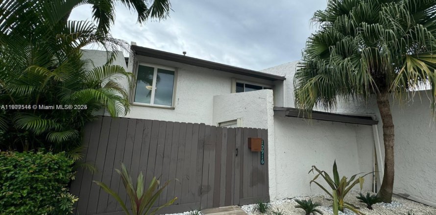 Townhouse in Miami, Florida 3 bedrooms, 126.81 sq.m. № 1967124