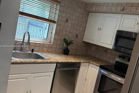 Townhouse in Miami, Florida 3 bedrooms, 126.81 sq.m. № 1967124 - photo 11