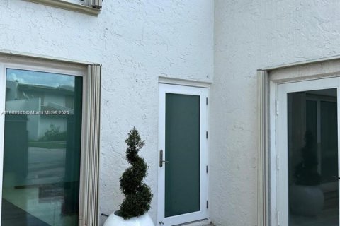 Townhouse in Miami, Florida 3 bedrooms, 126.81 sq.m. № 1967124 - photo 3