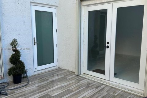 Townhouse in Miami, Florida 3 bedrooms, 126.81 sq.m. № 1967124 - photo 2