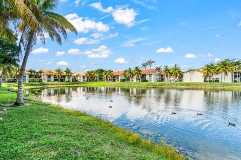 Condominio en West Palm Beach, Florida, 2 dormitorios  № 2058041