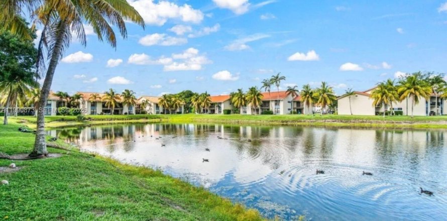 Condominio en West Palm Beach, Florida, 2 dormitorios  № 2058041