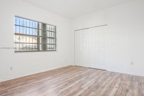 Propiedad comercial en venta en Miami, Florida, 234.58 m2 № 1970283 - foto 8