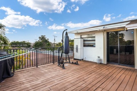 Propiedad comercial en venta en Miami, Florida, 234.58 m2 № 1970283 - foto 15