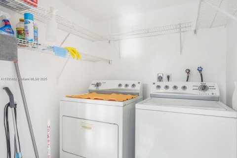 Propiedad comercial en venta en Miami, Florida, 234.58 m2 № 1970283 - foto 10