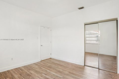 Propiedad comercial en venta en Miami, Florida, 234.58 m2 № 1970283 - foto 7