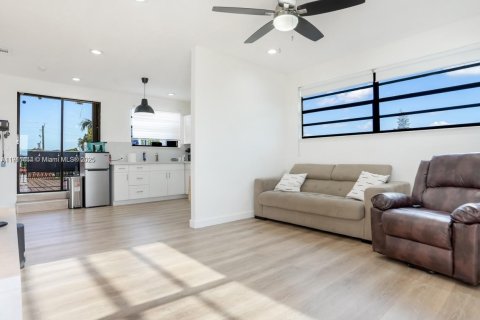 Propiedad comercial en venta en Miami, Florida, 234.58 m2 № 1970283 - foto 16