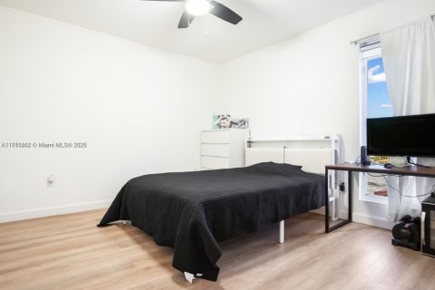 Propiedad comercial en venta en Miami, Florida, 234.58 m2 № 1970283 - foto 14