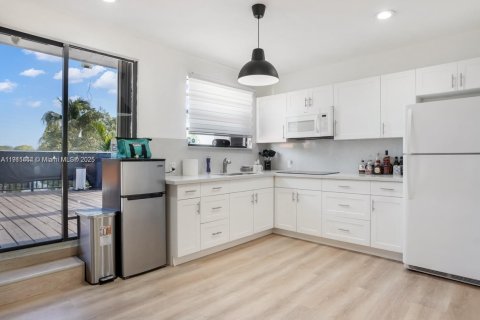 Propiedad comercial en venta en Miami, Florida, 234.58 m2 № 1970283 - foto 12