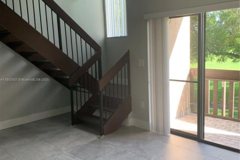 Townhouse in Miami, Florida 2 bedrooms, 141.21 sq.m. № 1880024 - photo 12